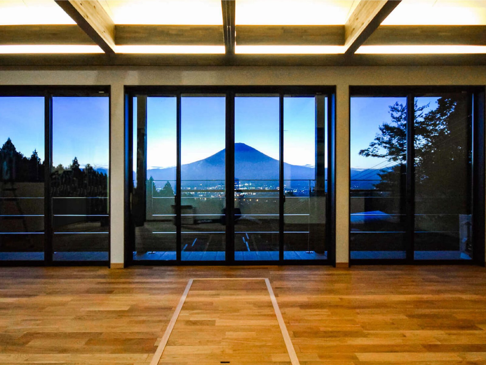 富士山を望む住宅の室内